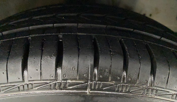 2017 Hyundai Eon MAGNA + AIRBAG, Petrol, Manual, 14,654 km, Right Front Tyre Tread