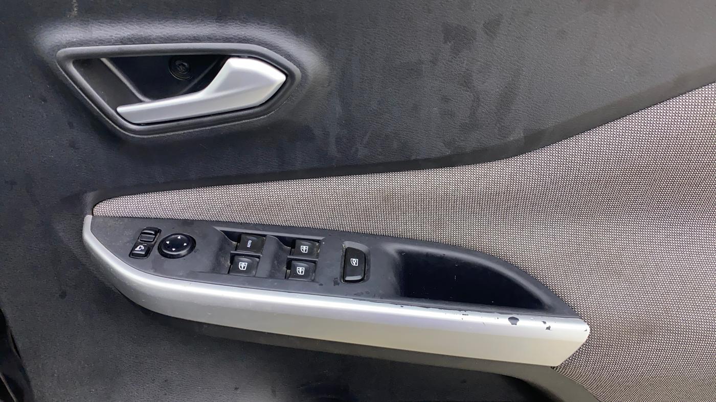 2021 Nissan MAGNITE XV MT, Petrol, Manual, 38,828 km, Driver Side Door Panels Control