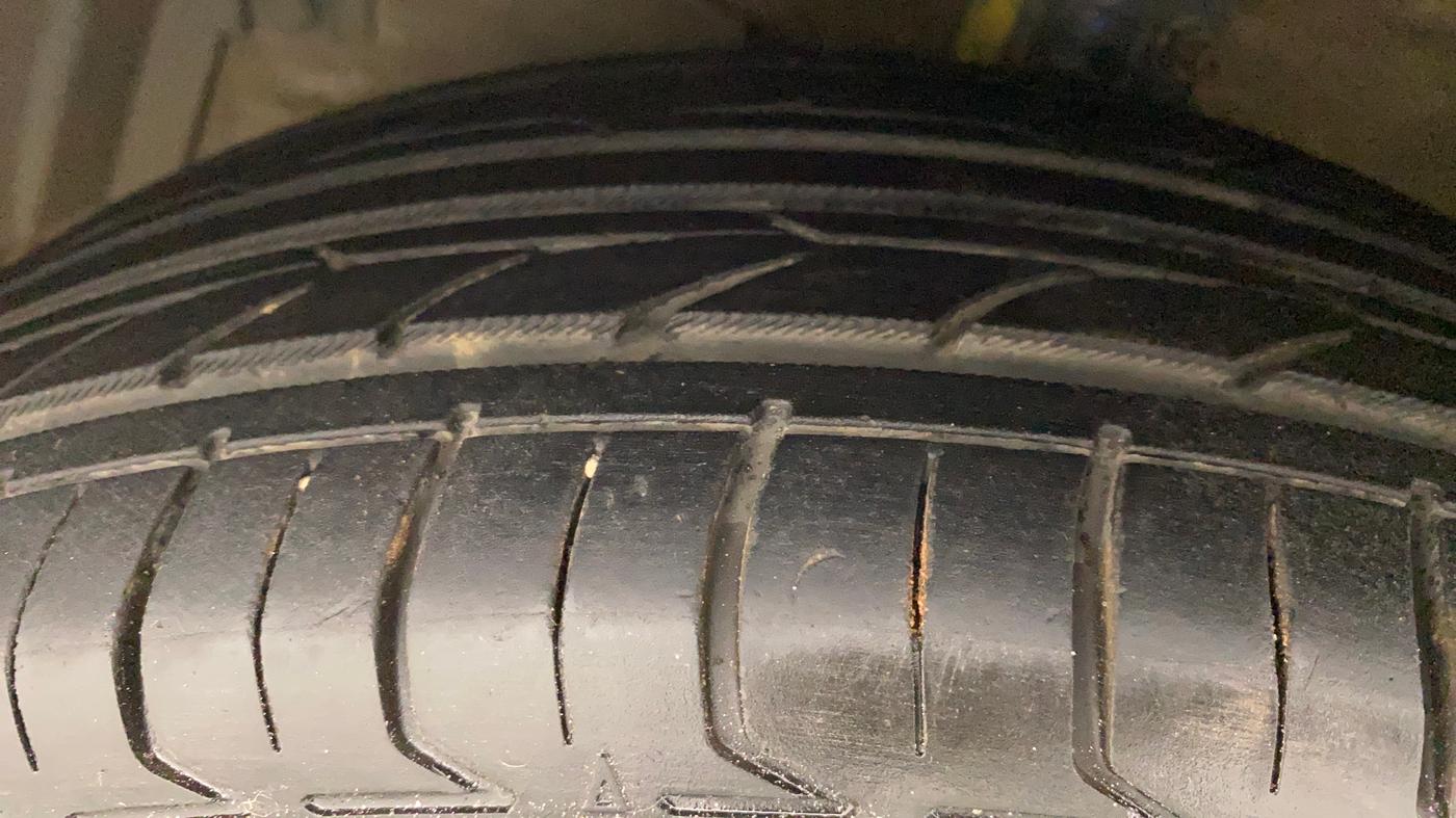 2014 Maruti Ertiga ZDI, Diesel, Manual, 83,007 km, Left Front Tyre Tread