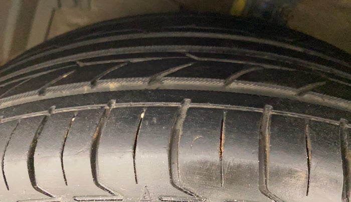 2014 Maruti Ertiga ZDI, Diesel, Manual, 83,007 km, Left Front Tyre Tread
