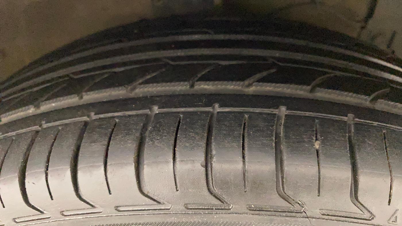 2014 Maruti Ertiga ZDI, Diesel, Manual, 83,007 km, Right Front Tyre Tread