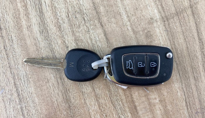 2019 Hyundai VENUE S 1.2, CNG, Manual, 61,911 km, Key Close Up