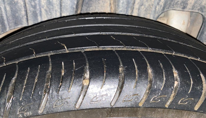 2022 Mahindra XUV300 W8 (O) 1.2 PETROL, Petrol, Manual, 73,373 km, Right Rear Tyre Tread