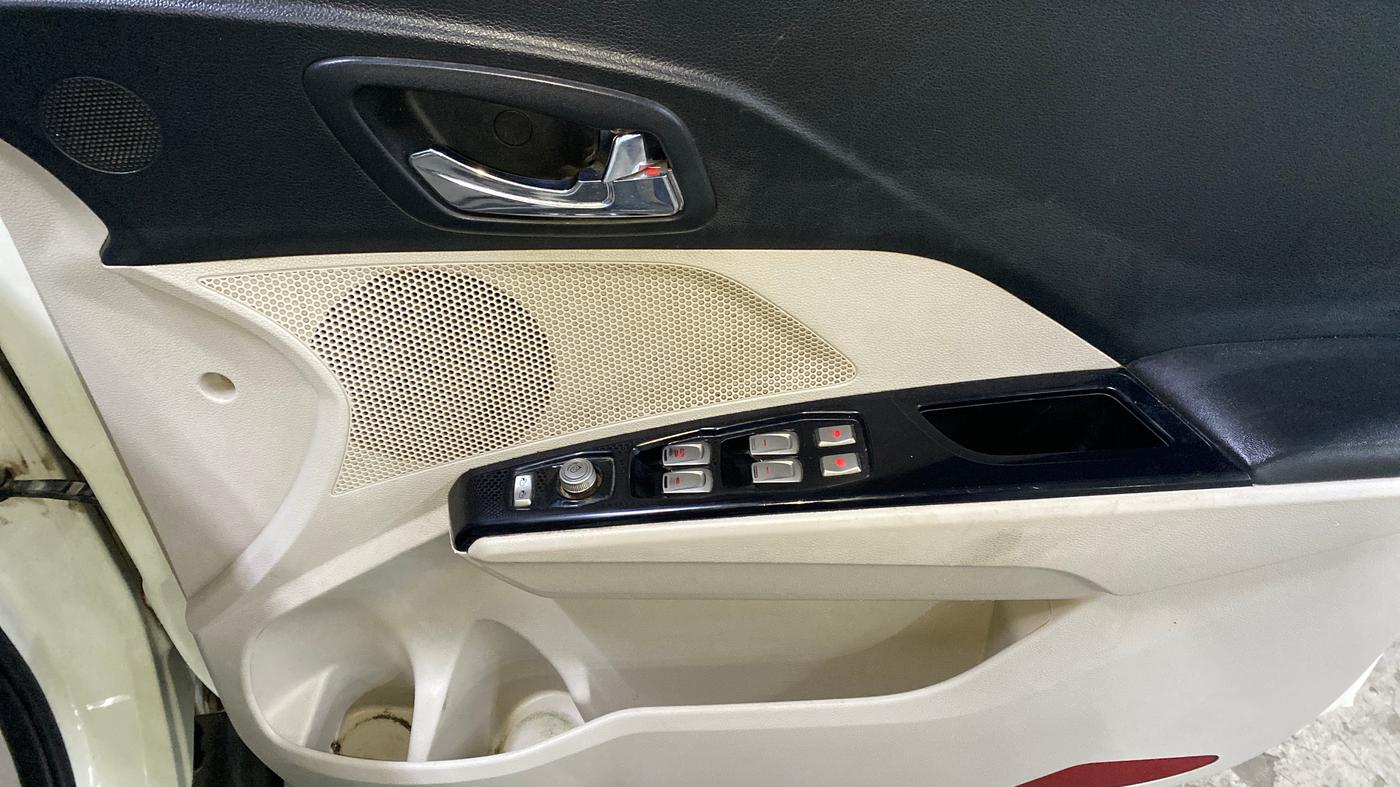 2022 Mahindra XUV300 W8 (O) 1.2 PETROL, Petrol, Manual, 73,394 km, Driver Side Door Panels Control