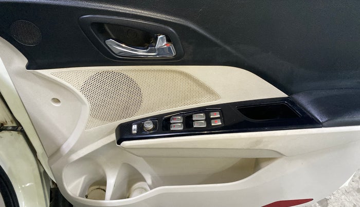 2022 Mahindra XUV300 W8 (O) 1.2 PETROL, Petrol, Manual, 73,373 km, Driver Side Door Panels Control