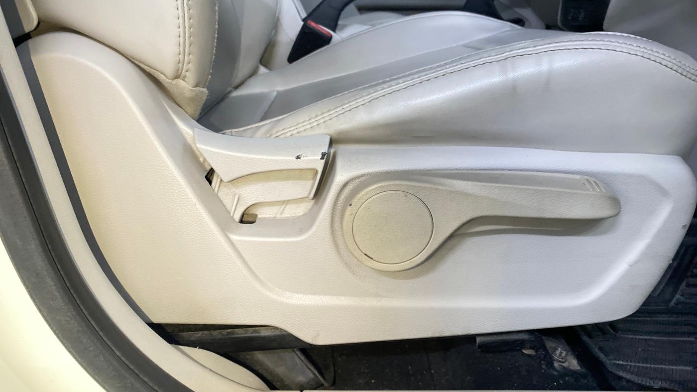 2022 Mahindra XUV300 W8 (O) 1.2 PETROL, Petrol, Manual, 73,394 km, Driver Side Adjustment Panel