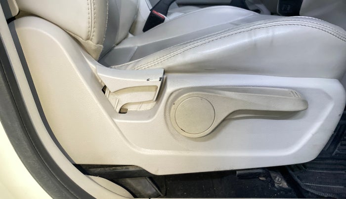 2022 Mahindra XUV300 W8 (O) 1.2 PETROL, Petrol, Manual, 73,373 km, Driver Side Adjustment Panel