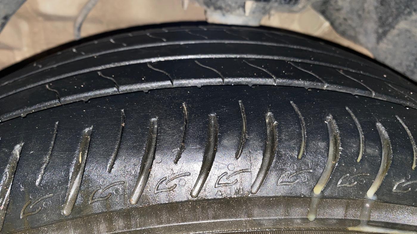 2022 Mahindra XUV300 W8 (O) 1.2 PETROL, Petrol, Manual, 73,394 km, Left Front Tyre Tread