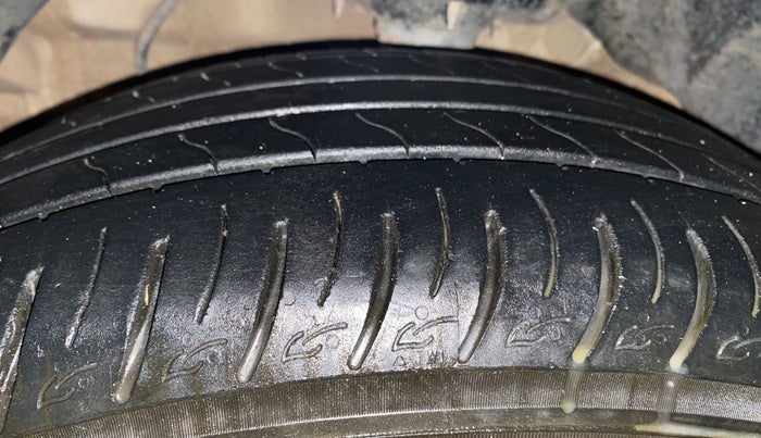 2022 Mahindra XUV300 W8 (O) 1.2 PETROL, Petrol, Manual, 73,373 km, Left Front Tyre Tread