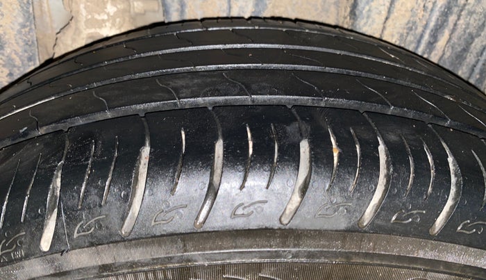 2022 Mahindra XUV300 W8 (O) 1.2 PETROL, Petrol, Manual, 73,373 km, Left Rear Tyre Tread