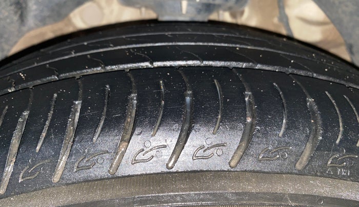 2022 Mahindra XUV300 W8 (O) 1.2 PETROL, Petrol, Manual, 73,373 km, Right Front Tyre Tread