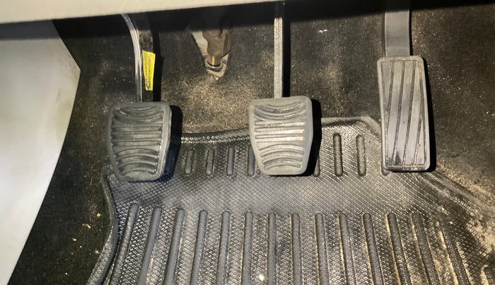 2022 Mahindra XUV300 W8 (O) 1.2 PETROL, Petrol, Manual, 73,373 km, Pedals