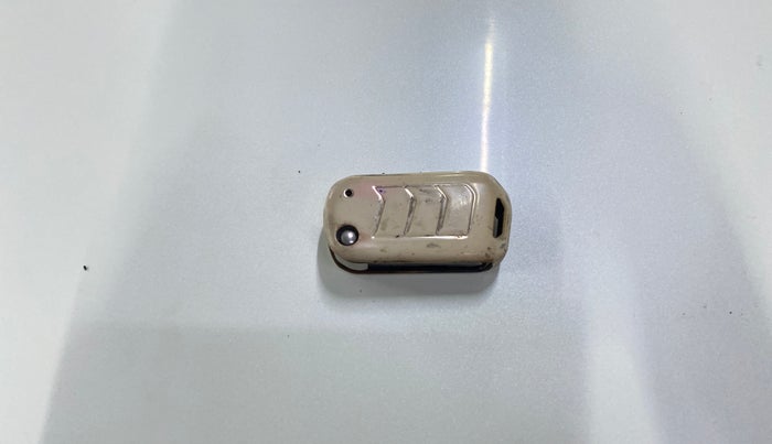 2022 Mahindra XUV300 W8 (O) 1.2 PETROL, Petrol, Manual, 73,373 km, Key Close Up