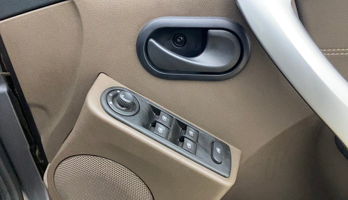 2017 Renault Duster RXL PETROL, Petrol, Manual, 30,983 km, Driver Side Door Panels Control