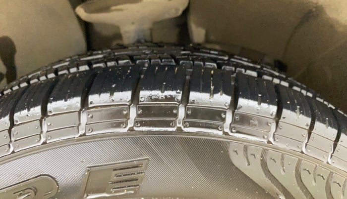 2017 Renault Duster RXL PETROL, Petrol, Manual, 30,983 km, Right Front Tyre Tread