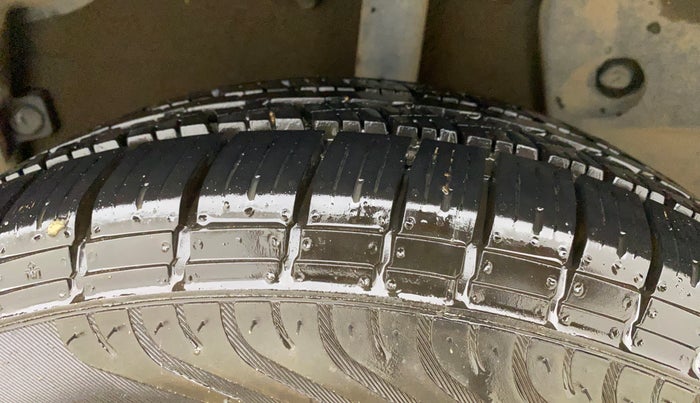 2017 Renault Duster RXL PETROL, Petrol, Manual, 30,983 km, Left Rear Tyre Tread