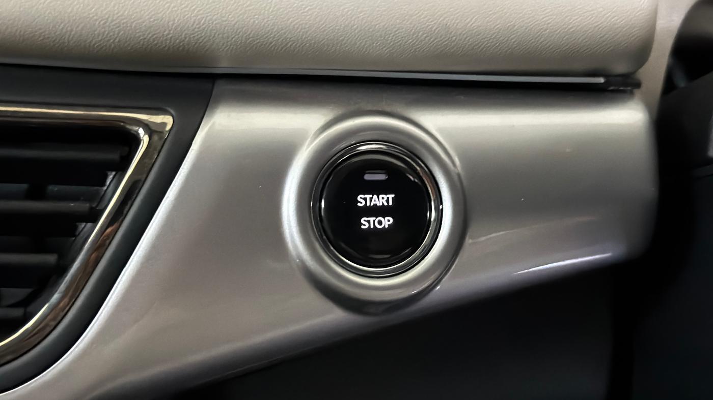 2025 Mahindra XUV700 AX 7 P MT 7 STR, Petrol, Manual, 6,361 km, Keyless Start/ Stop Button