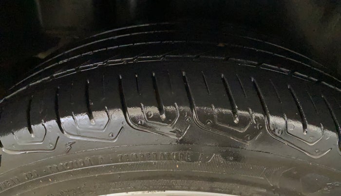 2017 Maruti Ciaz ALPHA 1.4 PETROL, Petrol, Manual, 63,960 km, Right Rear Tyre Tread