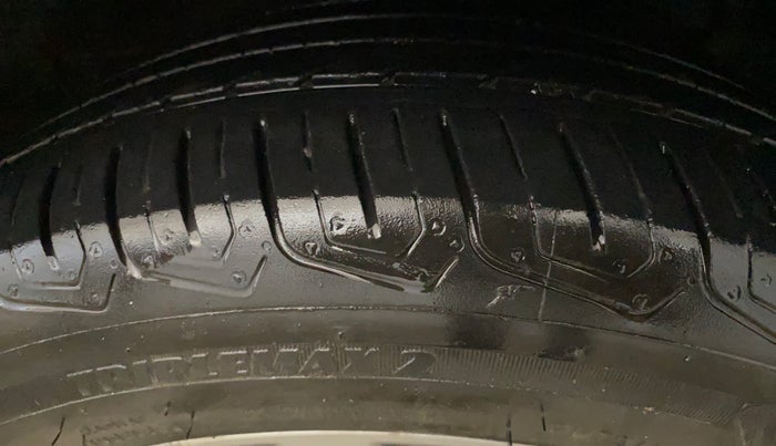 2017 Maruti Ciaz ALPHA 1.4 PETROL, Petrol, Manual, 63,960 km, Right Front Tyre Tread