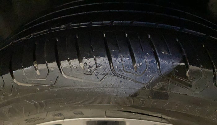 2017 Maruti Ciaz ALPHA 1.4 PETROL, Petrol, Manual, 63,960 km, Left Rear Tyre Tread