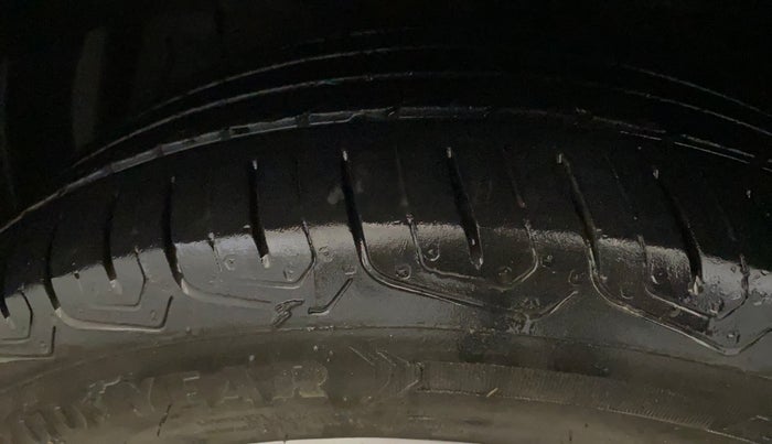 2017 Maruti Ciaz ALPHA 1.4 PETROL, Petrol, Manual, 63,960 km, Left Front Tyre Tread