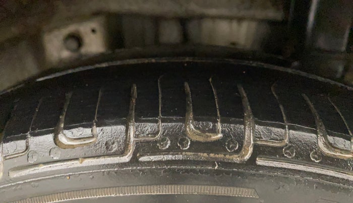 2018 Hyundai Eon SPORTZ, Petrol, Manual, 1,15,605 km, Left Rear Tyre Tread