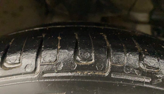 2018 Hyundai Eon SPORTZ, Petrol, Manual, 1,15,605 km, Right Front Tyre Tread