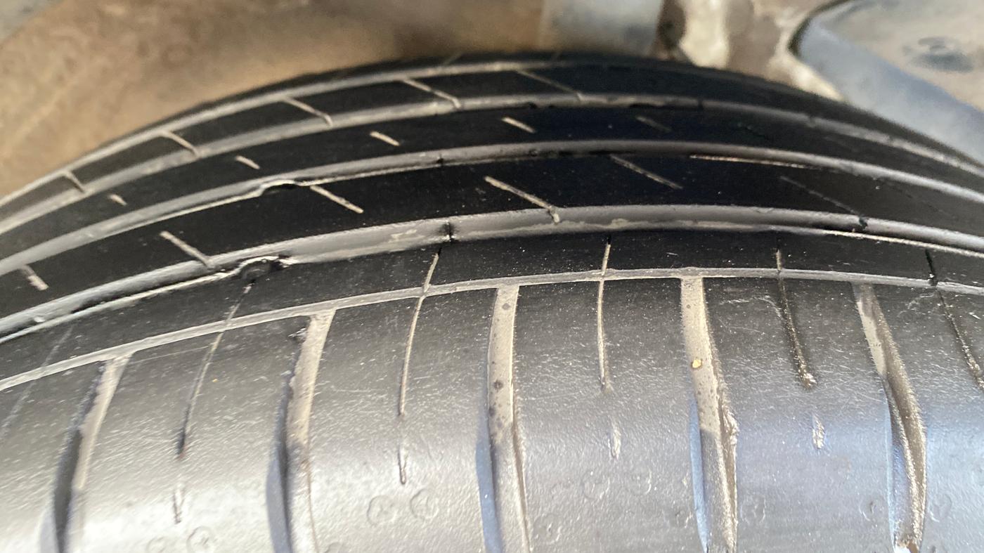 2022 MG HECTOR PLUS SHARP 1.5 PETROL TURBO CVT 6-STR, Petrol, Automatic, 76,670 km, Right Front Tyre Tread