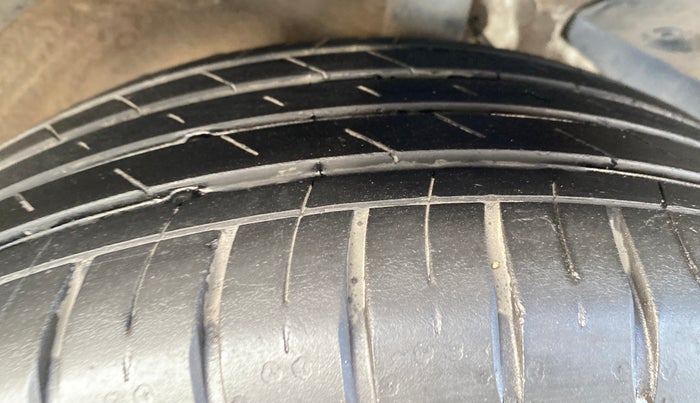 2022 MG HECTOR PLUS SHARP 1.5 PETROL TURBO CVT 6-STR, Petrol, Automatic, 76,670 km, Right Front Tyre Tread