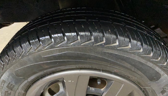 2017 Renault Kwid RXL, Petrol, Manual, 8,313 km, Right Rear Tyre Tread