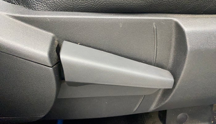 2022 Renault Kiger RXT (O) AMT DUAL TONE, Petrol, Automatic, 29,013 km, Driver Side Adjustment Panel