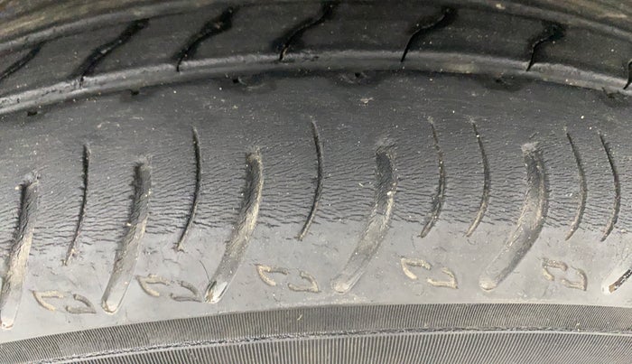 2022 Renault Kiger RXT (O) AMT DUAL TONE, Petrol, Automatic, 29,013 km, Right Rear Tyre Tread