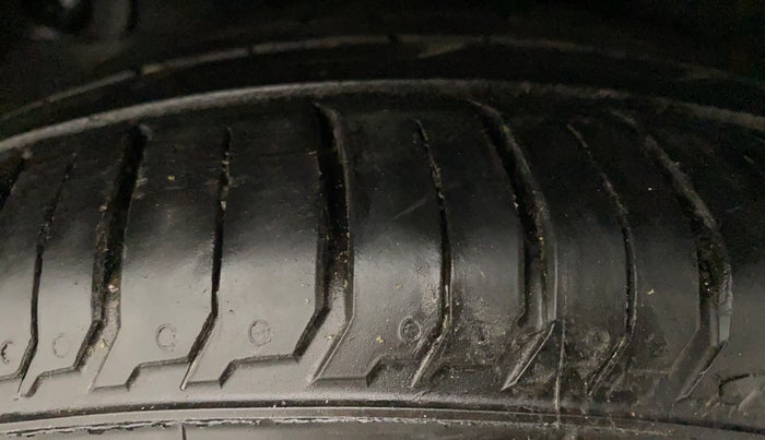 2012 Hyundai Verna FLUIDIC 1.6 VTVT SX, Petrol, Manual, 60,226 km, Right Rear Tyre Tread