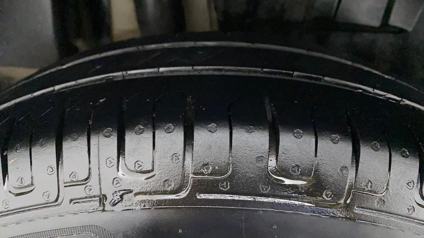 2017 Maruti Dzire VDI, Diesel, Manual, 1,02,730 km, Right Rear Tyre Tread