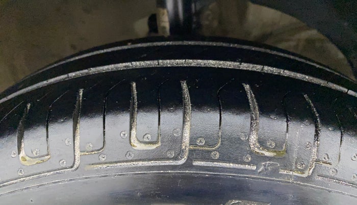 2017 Maruti Dzire VDI, Diesel, Manual, 1,02,730 km, Right Front Tyre Tread