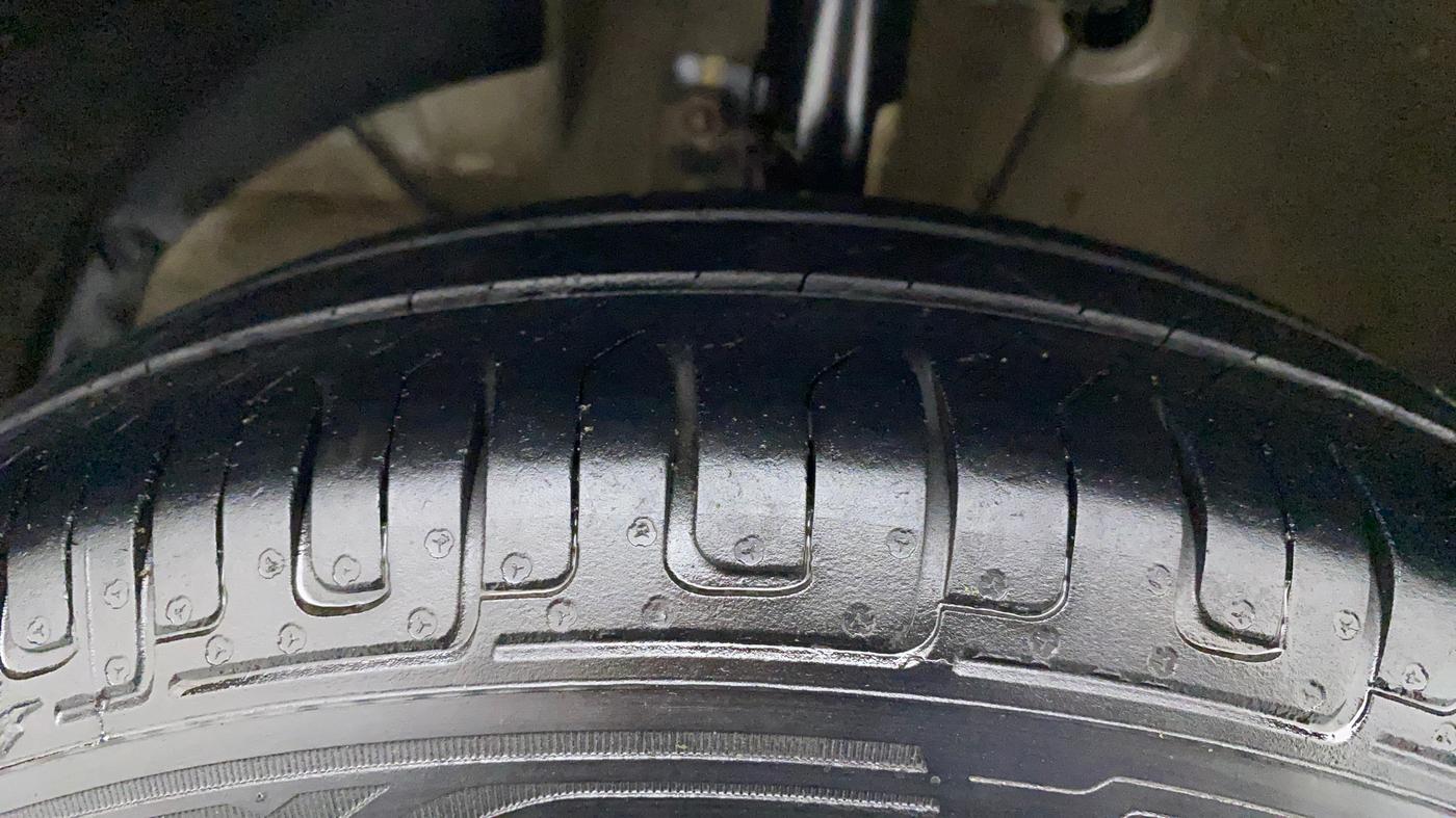 2017 Maruti Dzire VDI, Diesel, Manual, 1,02,730 km, Left Front Tyre Tread