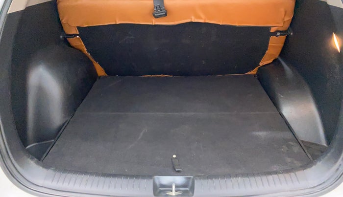 2017 Hyundai Creta 1.6 E + VTVT, Petrol, Manual, 48,030 km, Boot Inside