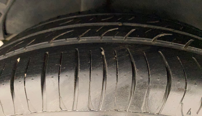 2013 Maruti Ritz VXI, Petrol, Manual, 61,680 km, Right Rear Tyre Tread