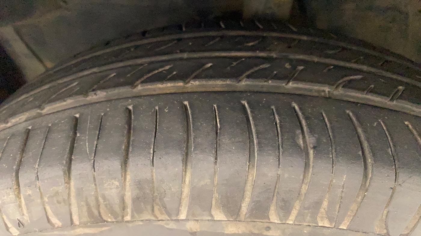2013 Maruti Ritz VXI, Petrol, Manual, 61,680 km, Left Front Tyre Tread