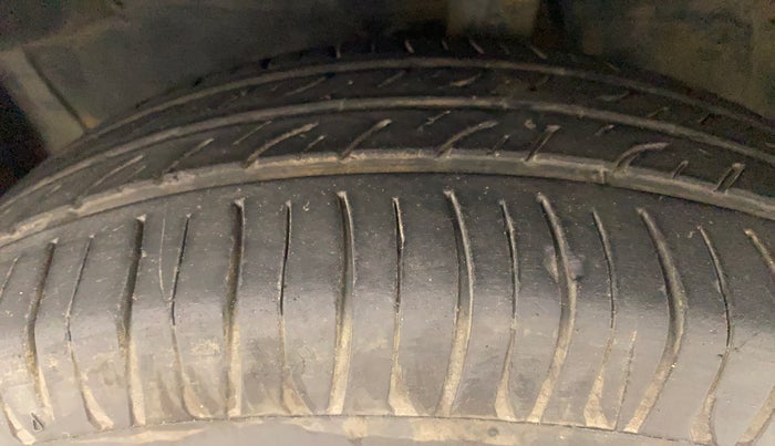 2013 Maruti Ritz VXI, Petrol, Manual, 61,680 km, Left Front Tyre Tread