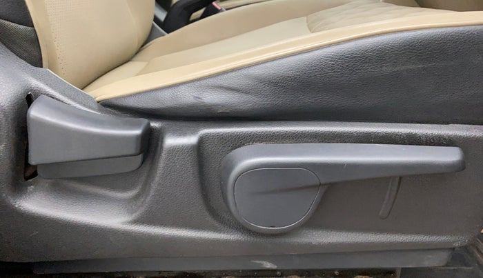 2018 Mahindra TUV300 T 10 MT Dual Tone, Diesel, Manual, 1,00,292 km, Driver Side Adjustment Panel