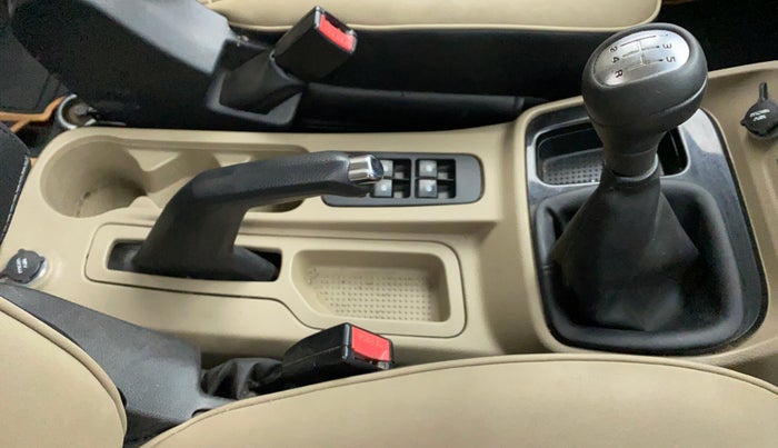 2018 Mahindra TUV300 T 10 MT Dual Tone, Diesel, Manual, 1,00,292 km, Gear Lever