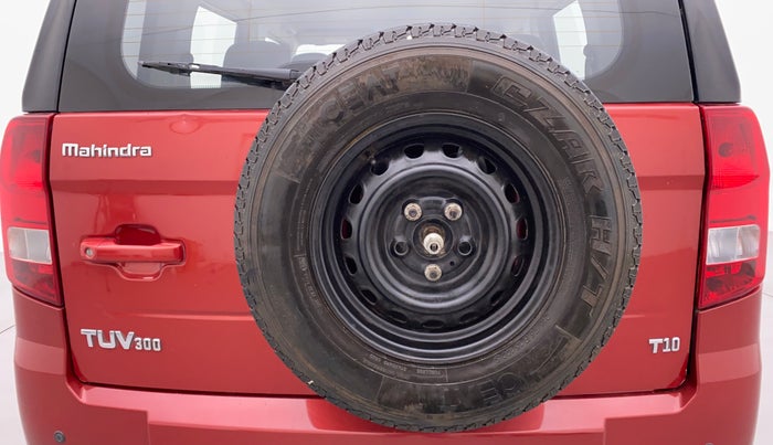 2018 Mahindra TUV300 T 10 MT Dual Tone, Diesel, Manual, 1,00,292 km, Spare Tyre