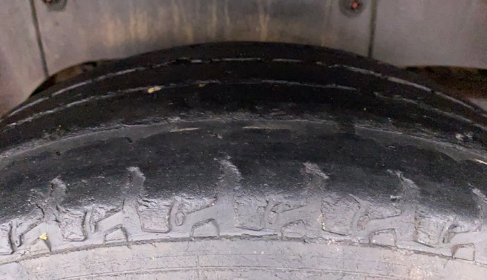 2018 Mahindra TUV300 T 10 MT Dual Tone, Diesel, Manual, 1,00,292 km, Right Rear Tyre Tread