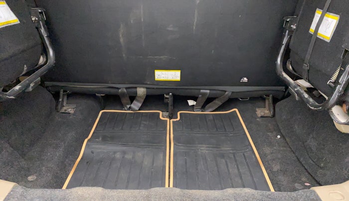 2018 Mahindra TUV300 T 10 MT Dual Tone, Diesel, Manual, 1,00,292 km, Boot Inside