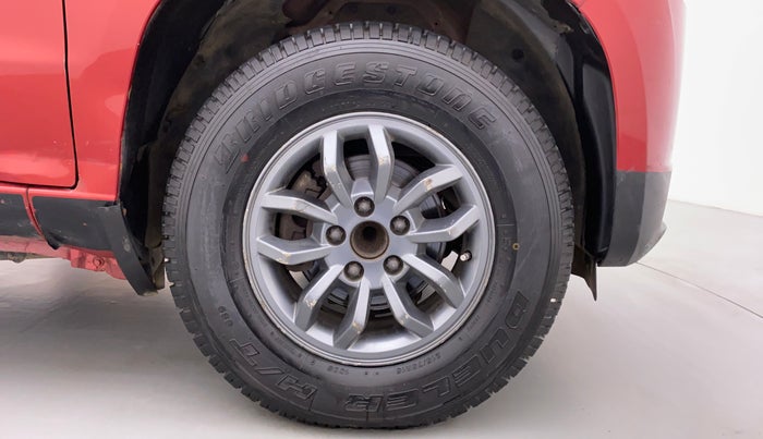 2018 Mahindra TUV300 T 10 MT Dual Tone, Diesel, Manual, 1,00,292 km, Right Front Wheel