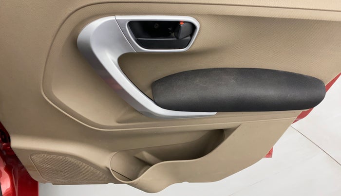 2018 Mahindra TUV300 T 10 MT Dual Tone, Diesel, Manual, 1,00,292 km, Driver Side Door Panels Control