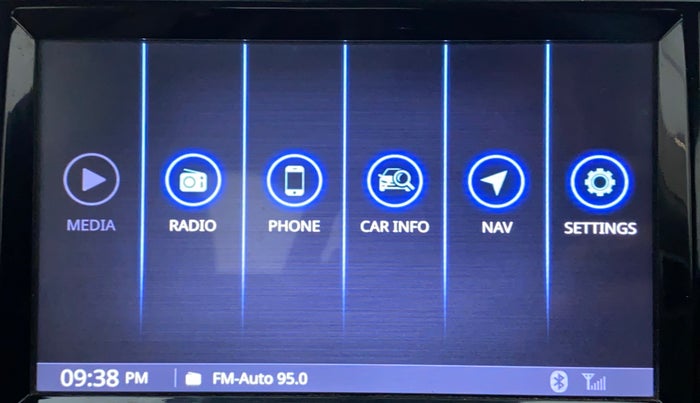 2018 Mahindra TUV300 T 10 MT Dual Tone, Diesel, Manual, 1,00,292 km, Touchscreen Infotainment System