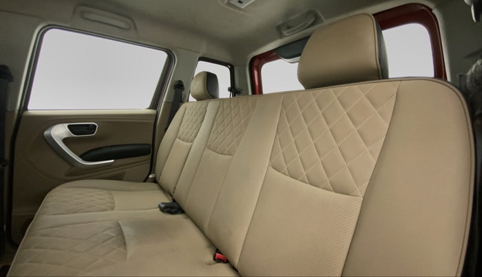 2018 Mahindra TUV300 T 10 MT Dual Tone, Diesel, Manual, 1,00,292 km, Right Side Rear Door Cabin