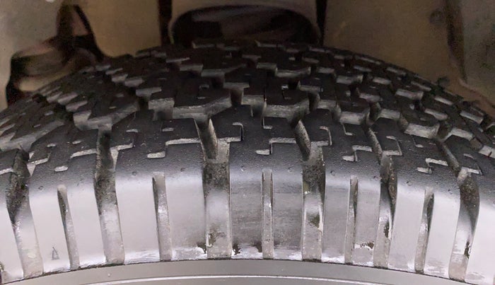 2018 Mahindra TUV300 T 10 MT Dual Tone, Diesel, Manual, 1,00,292 km, Left Front Tyre Tread